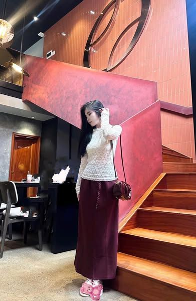 VGU9298 - Set Áo Kiểu Tay Dài Trắng Cổ Ren , Chân Váy Đỏ