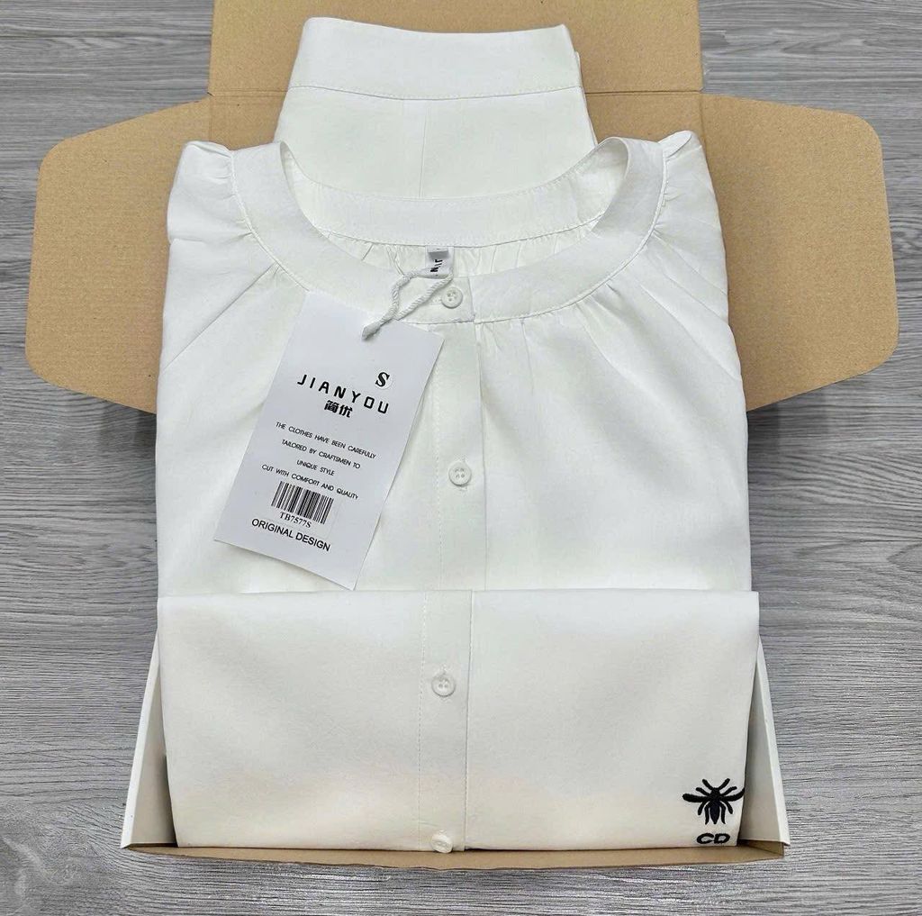 TB7577-Set áo tay dài thêu họa tiết, quần short Trắng