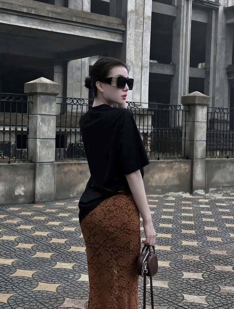 VGU9430-Set áo thun tay ngắn , CV ren hoa Nâu (áo Đen)