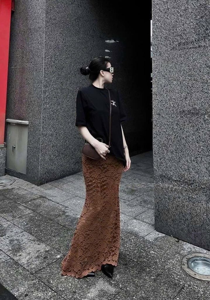 VGU9430-Set áo thun tay ngắn , CV ren hoa Nâu (áo Đen)