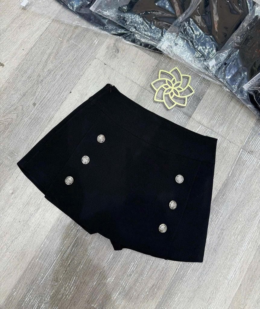 VGU9541-Quần short kiểu phối nút Đen