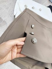 VGU9541-Quần short kiểu phối nút Đen