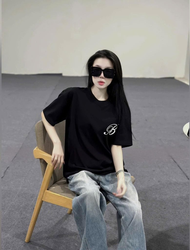 VGU9544-Set áo thun đen in chữ 2 mặt, quần jeaan suông CC