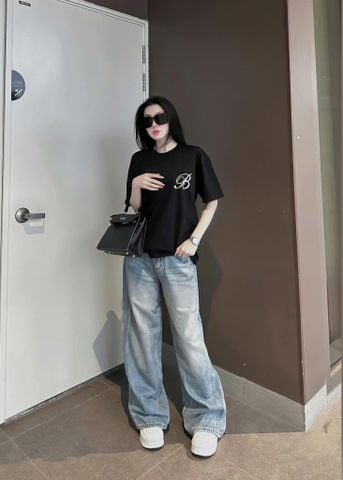 VGU9544-Set áo thun đen in chữ 2 mặt, quần jeaan suông CC