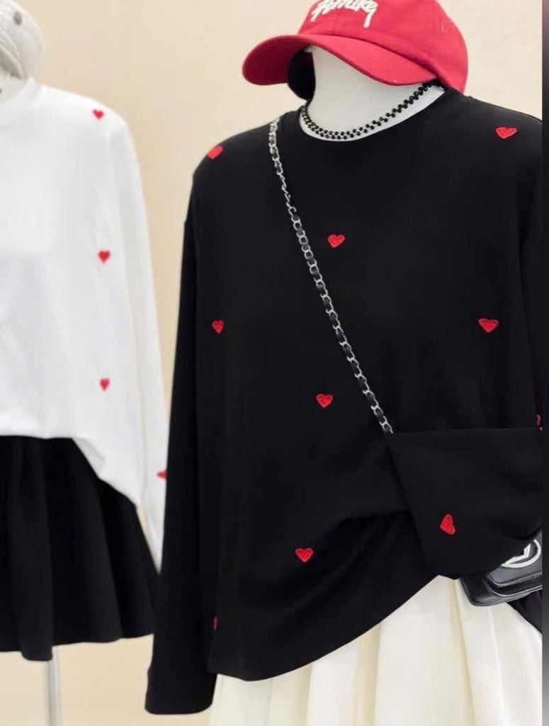 VGU9635-Set thun áo tay dài thêu tim , CV xếp ly Đen (áo Trắng)