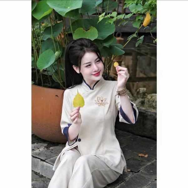 KS0402-Set đồ lam áo phối nút tàu thêu hoa sen, quần dài Kem