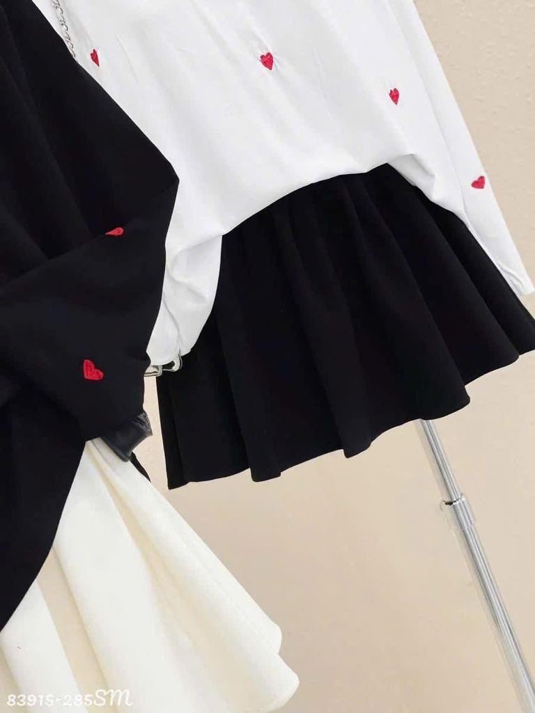 VGU9635-Set thun áo tay dài thêu tim , CV xếp ly Đen (áo Trắng)