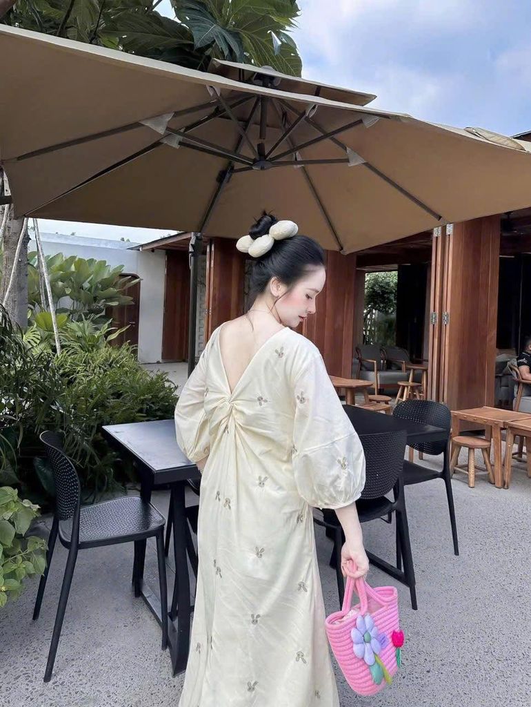 SKY7859-Đầm suông kiểu tay lỡ thêu thỏ Kem