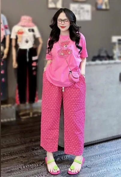 VGU9768-Set áo thêu chữ, quần caro họa tiết tim Hồng