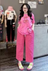 VGU9768-Set áo thêu chữ, quần caro họa tiết tim Hồng