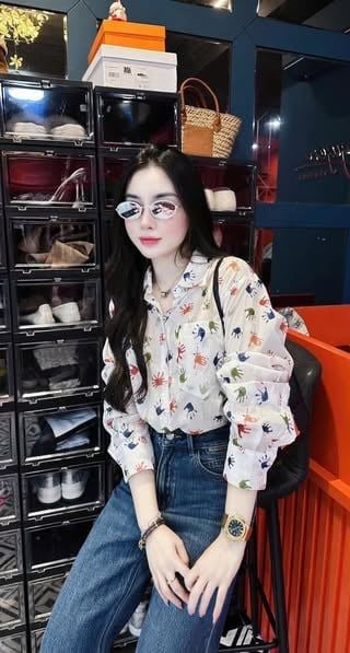 VGU9757 ÁO SƠ MI IN HỌA TIẾT BÀN TAY ( TRẮNG )
