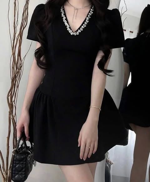 TQ1743-Đầm cổ V viền đính đá Kem
