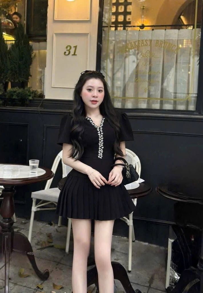 SKY7887 ĐẦM ĐEN XẾP LI CỔ ĐÍNH ĐÁ