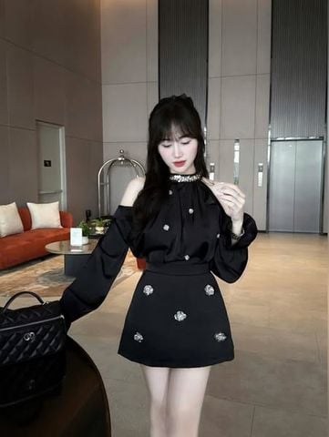 VGU9838-Set áo hở vai cổ yếm kết cườm , CV ngắn đính hoa Đen