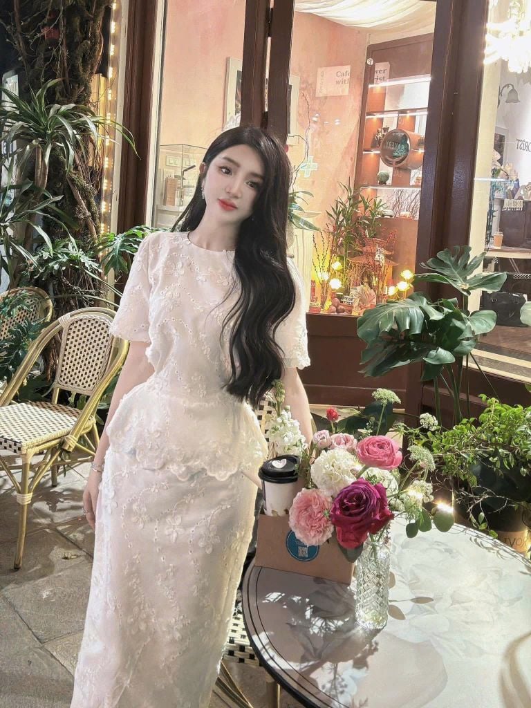 TQ4081-Set thêu hoa nổi, áo + CV dài viền lazer CC Trắng