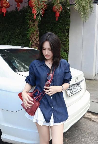 KS0509-Set áo sơ mi jean phối túi, CV tầng Trắng