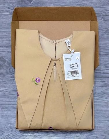 SKY7977-Đầm suông cổ nhọn thêu hoa CC Nâu