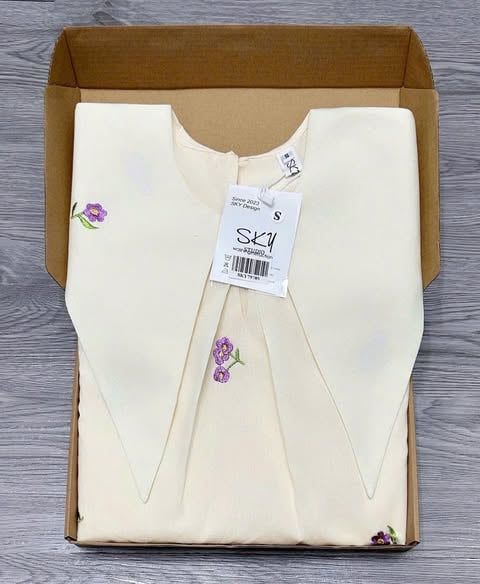 SKY7978-Đầm suông cổ nhọn thêu hoa CC Kem