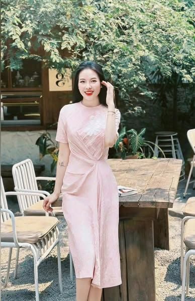 VGU9935-Đầm kiểu nhúng eo đính hoa Hồng