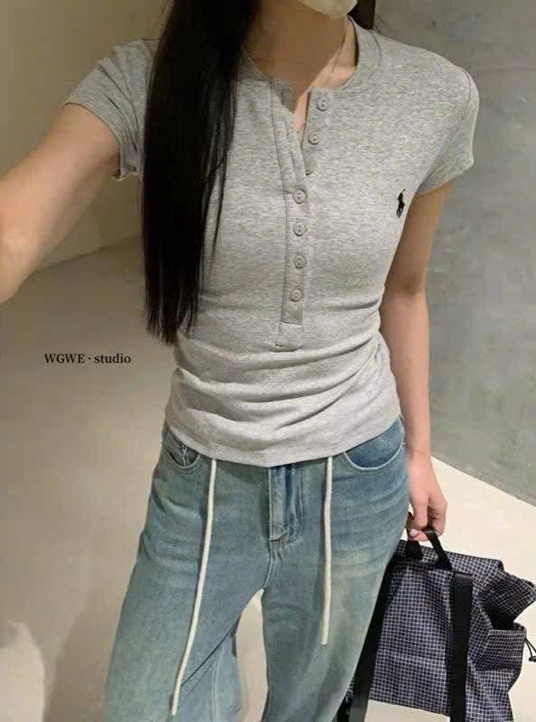 VRA0525-Áo thun body thêu ngựa phối nút Trắng (áo lẻ)