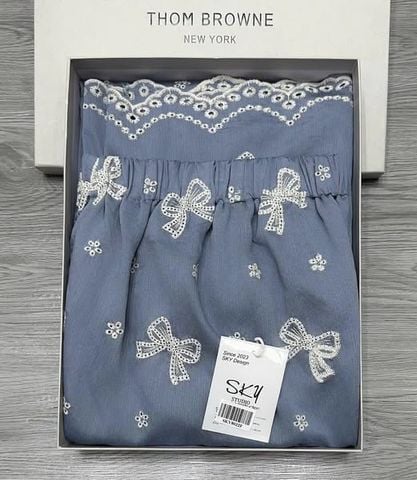 SKY8022-Đầm suông bệt vai thêu nơ CC Xanh