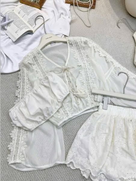 VRA0543-Set áo kiểu phối ren đan dây, quần short thêu hoa Trắng