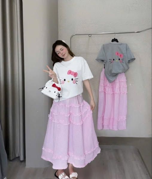 VRA0539-Set áo thun in kitty, CV caro nhúng bèo tầng Hồng (áo Xám)