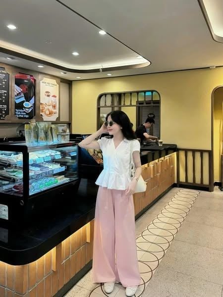 VGU0059-Set áo trắng cổ V viền ren, quần dài Hồng