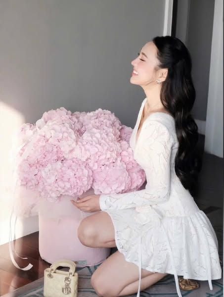 VGU0061-Đầm ren cổ V eo đính hoa Kem