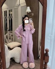 TQ4146-Set sọc áo cổ bèo thêu chữ, quần dài Tím