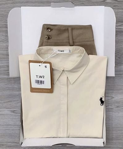 KS0611-Set basic áo sơ mi thêu ngựa kem, quần short jean Nâu