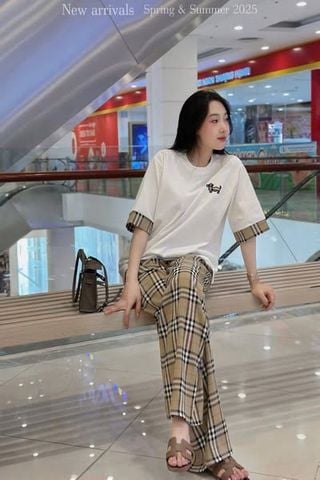 KS0625-Set áo thun phối tay thêu cún, quần suông caro Nâu (áo trắng)