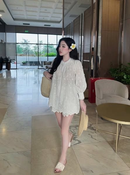 TQ4169-Set thêu nổi CC áo kiểu + quần short viền lazer Trắng