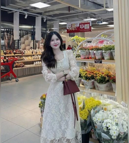 VGU0058- Đầm ren thêu tay dài Kem