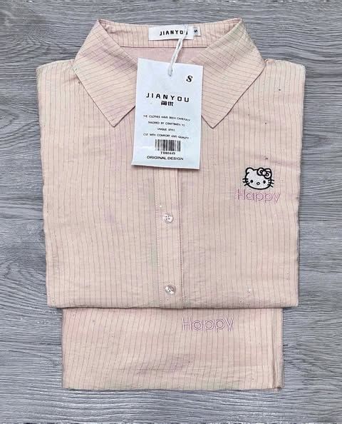 TB8044-Set áo sơ mi thêu kitty, quần short sọc Hồng (2 món)