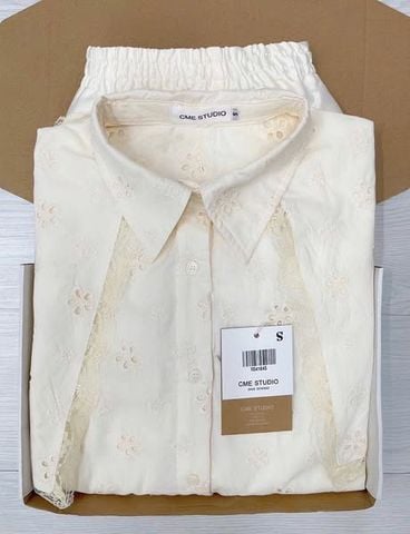 TQ4184-Set hoa thêu CC áo sơ mi phối choàng viền ren, quần short Kem