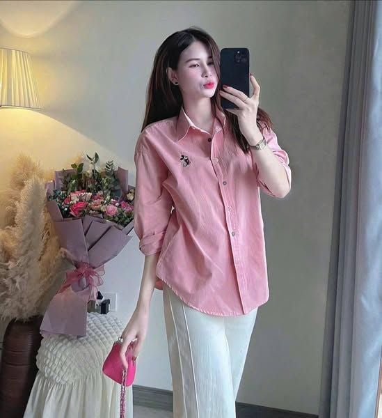 KS0630-Set áo sơ mi hồng thêu micky, quần dài CC Kem (2món)