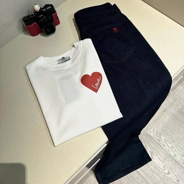 TB8139-Set áo thun trắng in tim, quần jean CC
