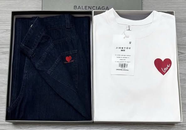 TB8139-Set áo thun trắng in tim, quần jean CC