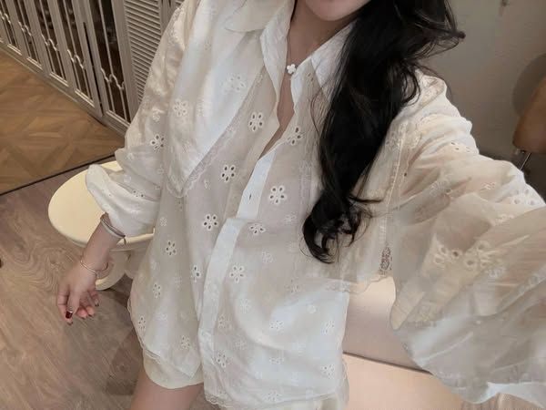 TQ4184-Set hoa thêu CC áo sơ mi phối choàng viền ren, quần short Kem