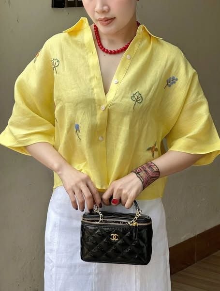 KS5095-Set linen CC áo sơ mi thêu hoa, CV dài Trắng (áo vàng)