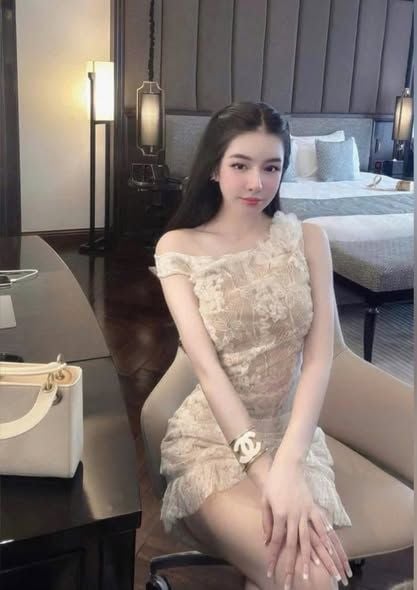 VGU0145-Đầm ren lệch vai đính hoa Kem