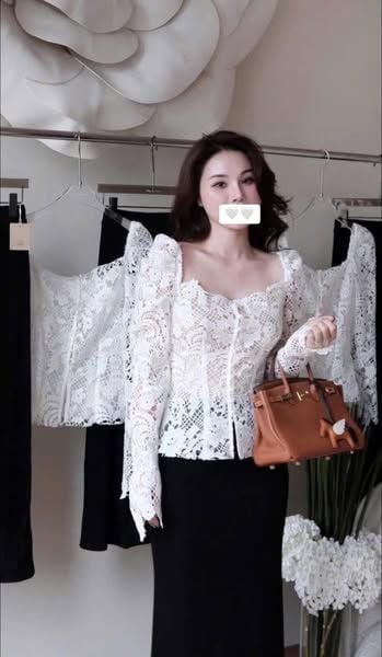 VGU0115-Set áo ren hoa nút ngọc CC, CV dài Đen