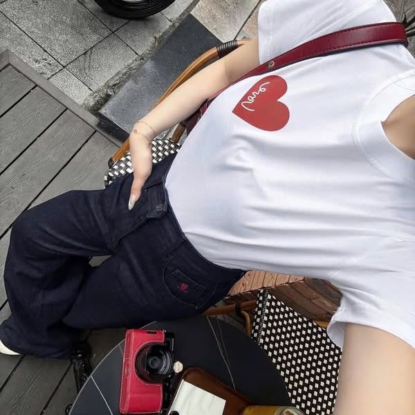 TB8139-Set áo thun trắng in tim, quần jean CC