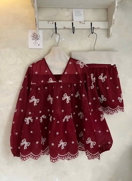 VRA0589-Set áo babydoll cổ V+quần short thêu họa tiết nơ Đỏ (kèm áo 2dây)