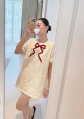 TB8203-Đầm ren suông phối túi đính nơ Kem
