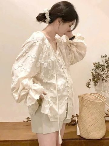 KS0677-Set áo thêu hoa nổi đính nút ngọc, quần short Kem