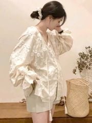 KS0677-Set áo thêu hoa nổi đính nút ngọc, quần short Kem