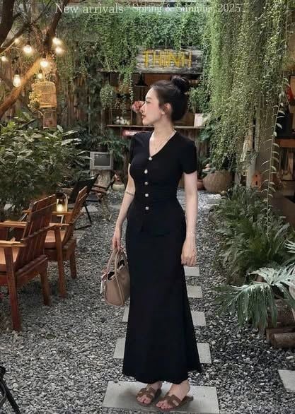 KS0683-Set thun áo body cổ V đính nút, Cv dài Đen