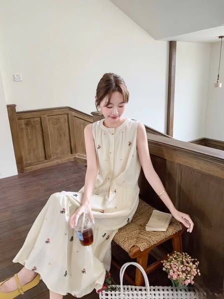 VGU0166-Đầm suông phối nút thêu hoa Kem
